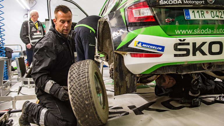 Οδηγός και συνοδηγός μπορούν να αλλάξουν σε αγώνα ράλι ένα ελαστικό σε 70 δευτερόλεπτα